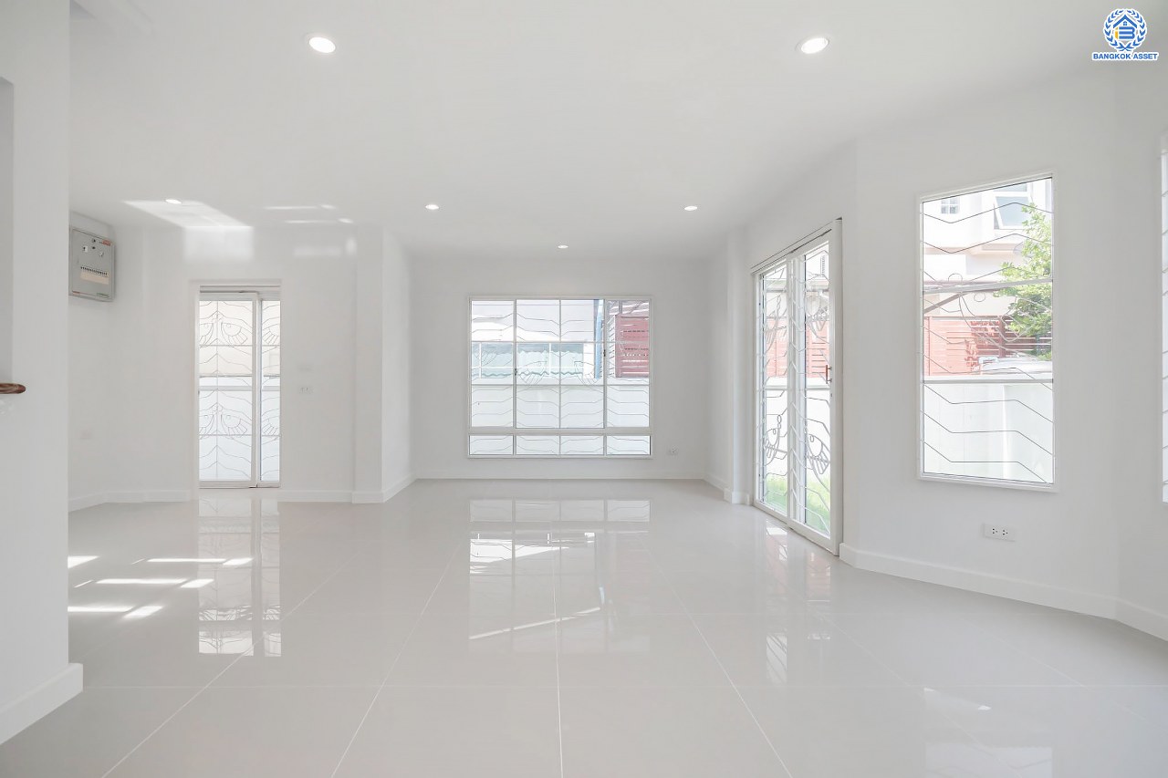 บ้านมือสองตกแต่งใหม่ โครงการ ชลลดา วัดลาดปลาดุก คุณภาพระดับ L&H บนเนื้อที่ 53.5 ตร.ว. ฟังก์ชัน 3 ห้องนอน 2 ห้องน้ำ 2 ที่จอดรถ บนทำเลศักยภาพ เพียง 15 นาทีถึง เซ็นทรัลเวสท์เกต ใกล้รถไฟฟ้าสายสีม่วง "สถานีคลองบางไผ่"